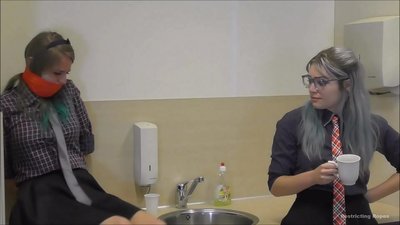 Adik / nakagapos at nabusalan / babae sa pagkabalisa