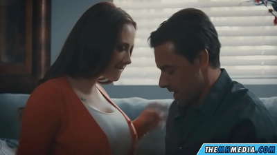 Romantikong pakikipagtalik sa isang magandang busty na ina